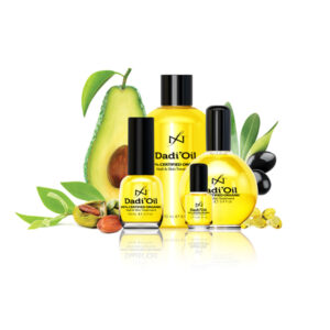 DADI ‘OIL 95% GECERTIFICEERD ORGANISCH Gebruik Dadi’oil nagel & huid behandeling om het resultaat van IBX te versterken! Dadi’oil is een enorm fijn natuurproduct, gemaakt om de nagelplaat en de huid binnen te dringen en optimaal te verzorgen. Na het intrekken voelt de huid niet vettig aan. Dadi’oil bevat naast zuivere avocado-olie, extra virgine olijfolie, jojobaolie en puur natuurlijke vitamine E met maar liefst 21 essentiële oliën. Dadi’oil is vochtregulerend, ontstekingsremmend, biedt bescherming tegen oxidanten en heeft een heerlijke aroma, geschikt voor mannen en vrouwen. Gebruik Dadi’oil minstens viermaal daags. Druppel het achter je vrije rand en het loopt van zelf langs de zijwallen naar je nagelriemen toe. Masseer het zachtjes in en over de rest van je handen. Dadi’ oil 3,75 ml - € 5,95 Dadi’ oil 14,3 ml - € 17,50 Dadi’ oil 72 ml - € 59,95 DADI ‘LOTION FORMULE VOOR VOCHTRETENTIE Een snel opneembare, niet-vettige hand en body lotion, ontworpen om het vocht in de huid te behouden. En het verouderen van de huid te helpen voorkomen. Heeft de heerlijke geur van Dadi’oil. Bevat geen sulfaten of parabenen, zuiver plantaardig. Gebruik naar behoefte van handen en lichaam. Dadi’ lotion 59 ml - € 9,95 Dadi’ lotion 236 ml - € 24,95 Dadi’ lotion 917 ml - € 74,95 Dadi’ scrub 38 g - € 4,95 Dadi’ scrub 133 g - € 19,95 Dadi’ scrub 454 ml - € 44,95